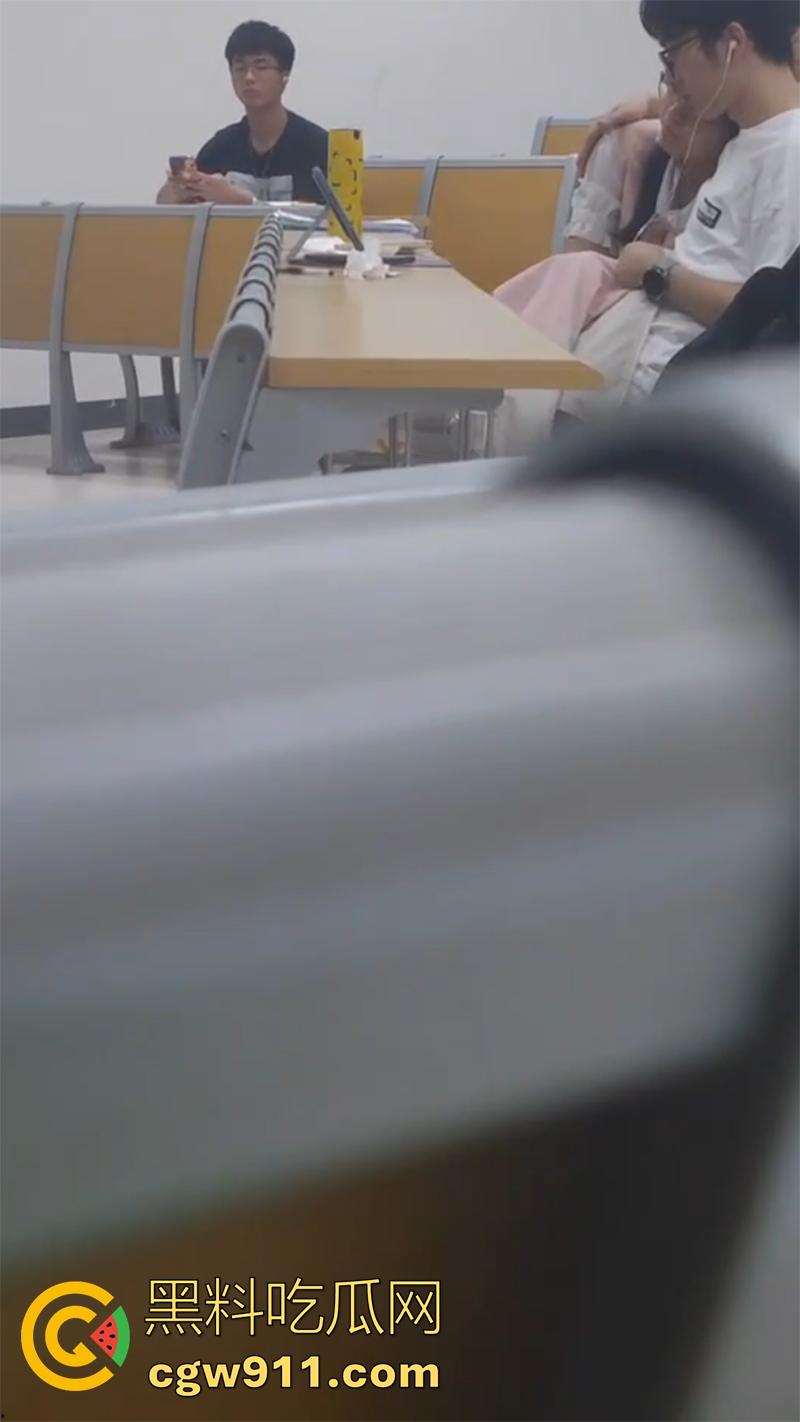 华南理工大学室温超导事件,粉衣女生手速惊人,飞速替男同学导管撸射,多视角拍摄曝光表白墙!-5