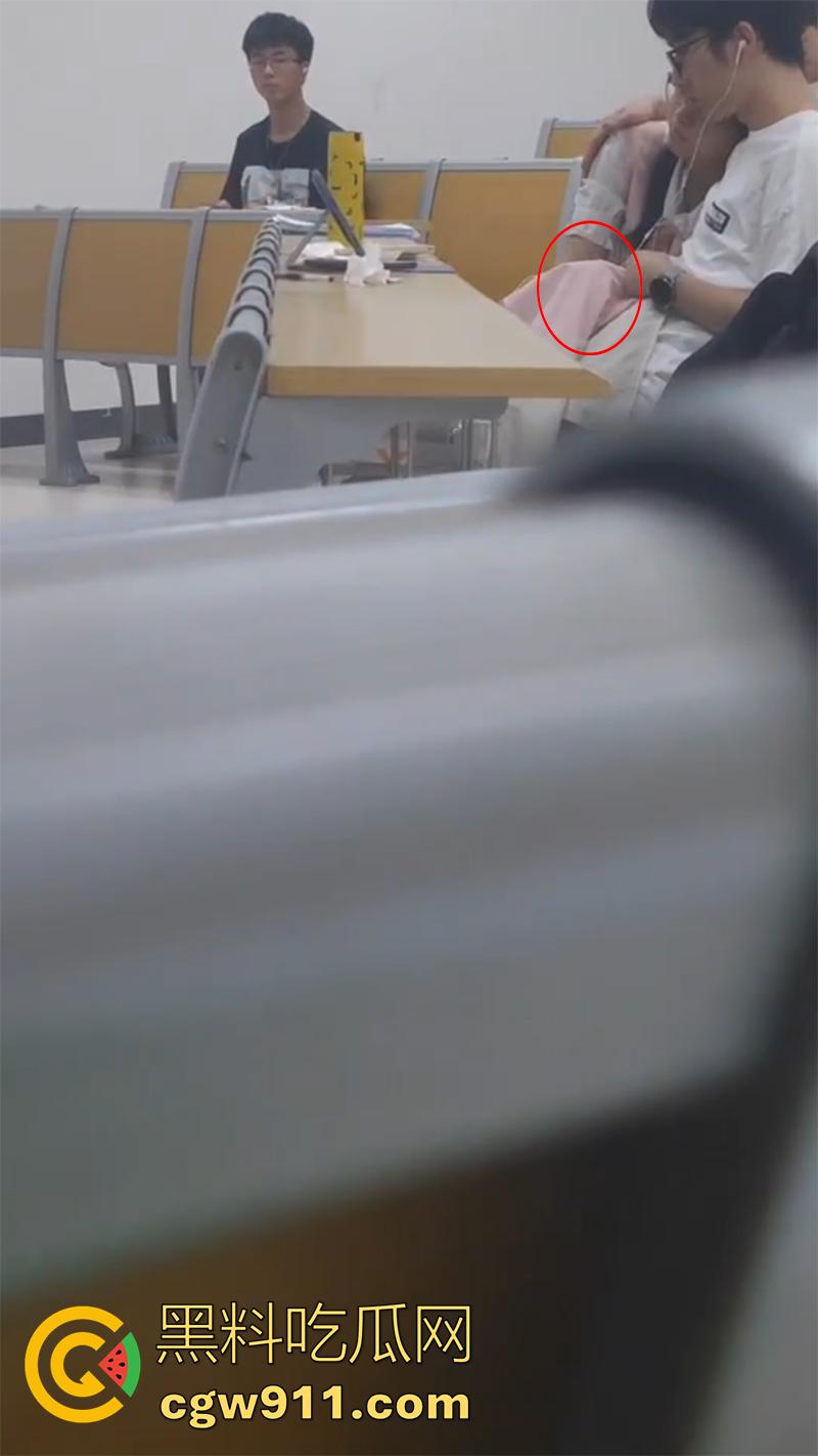 华南理工大学室温超导事件,粉衣女生手速惊人,飞速替男同学导管撸射,多视角拍摄曝光表白墙!-7