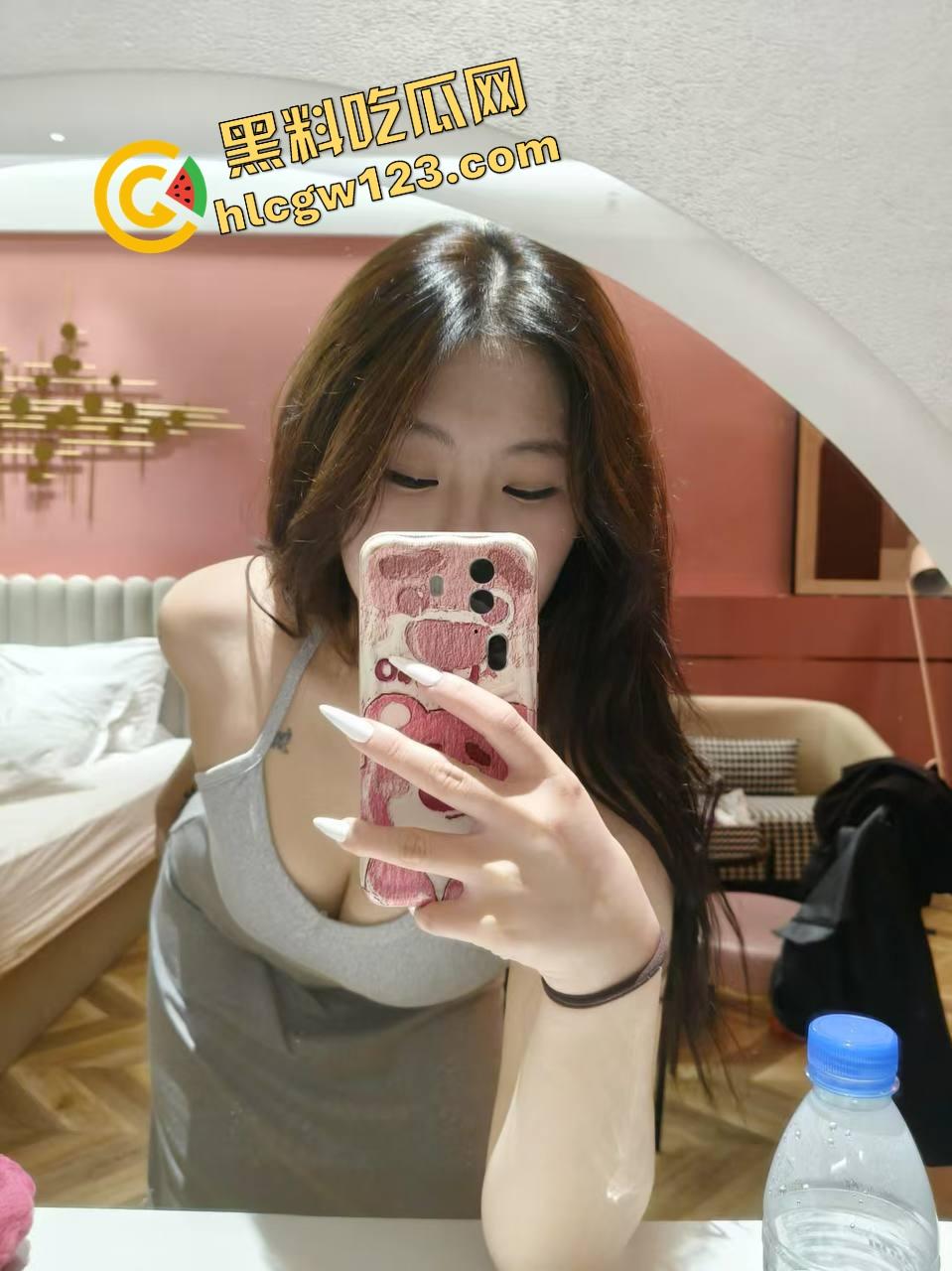 群友爆料前女友【宋蒨】JK黑丝公交车，02年小骚货不上班专靠男人养，两年感情换一顶绿帽！-2