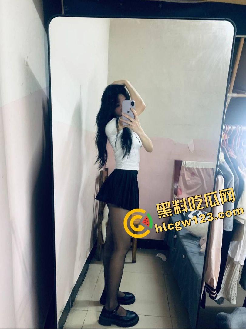 群友爆料前女友【宋蒨】JK黑丝公交车，02年小骚货不上班专靠男人养，两年感情换一顶绿帽！-7