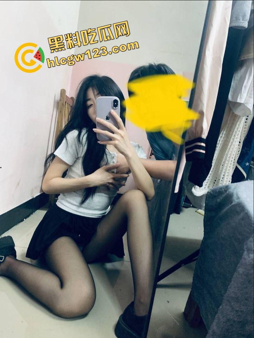 群友爆料前女友【宋蒨】JK黑丝公交车，02年小骚货不上班专靠男人养，两年感情换一顶绿帽！-13