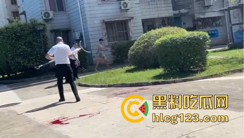 妻子惹到什么了？小区血腥杀人老公穿短裤当街持刀追砍，爱时脱她衣不爱时剐她肉！-2