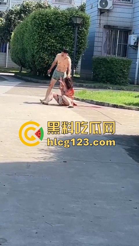 妻子惹到什么了？小区血腥杀人老公穿短裤当街持刀追砍，爱时脱她衣不爱时剐她肉！-6