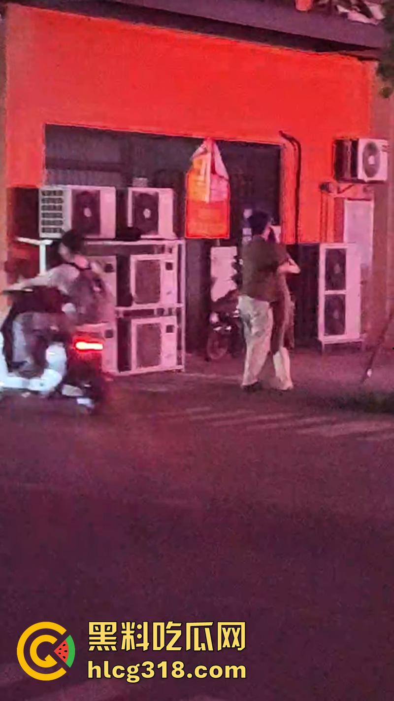 现实版AV情节偷拍，领导请下属吃饭训话，却背着小伙偷情操其女友，真是不讲武德啊！-9