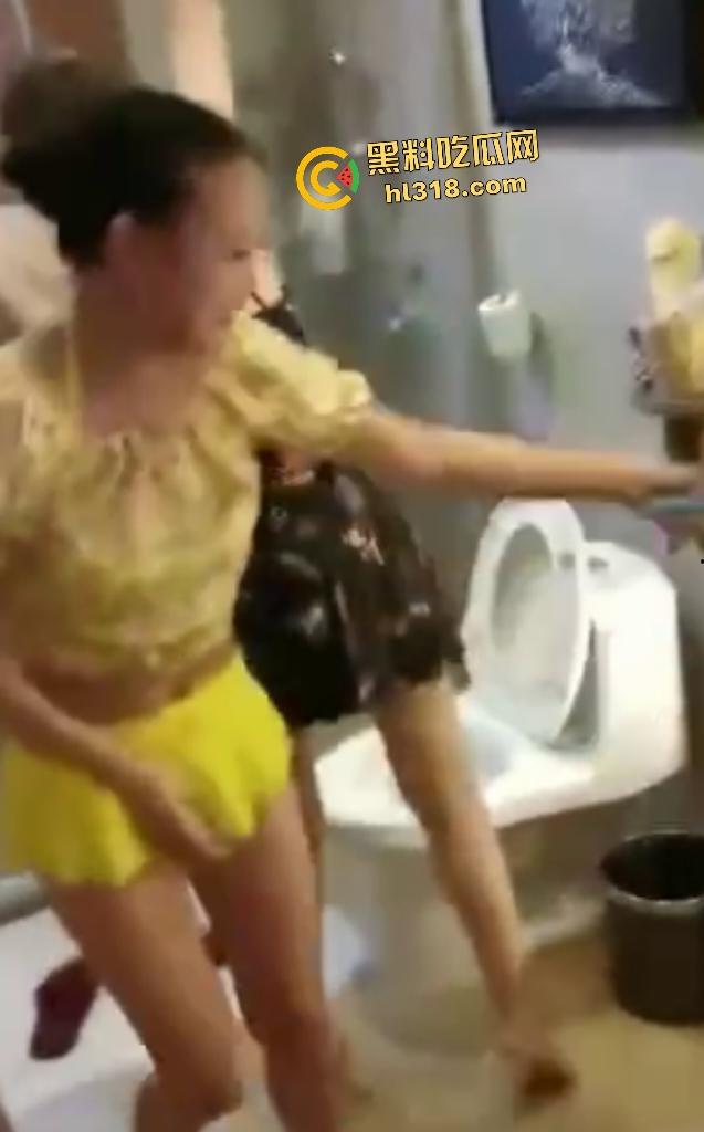 老熟女酒店集体去浴室调戏男性朋友，强拉浴室门看光，还疯狂嘲笑鸡鸡太小没欲望！-3