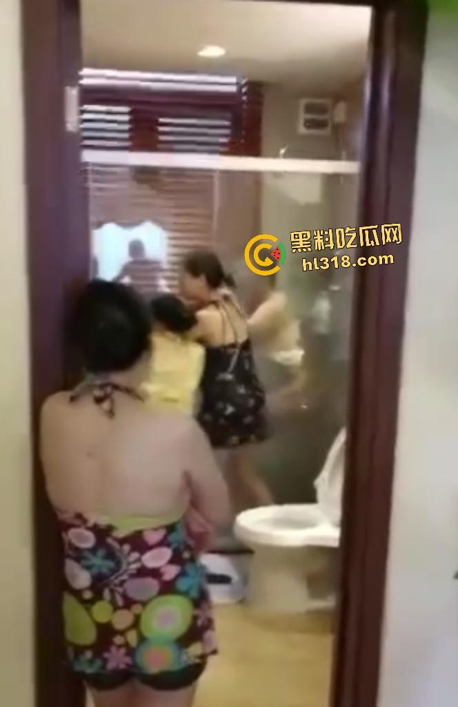 老熟女酒店集体去浴室调戏男性朋友，强拉浴室门看光，还疯狂嘲笑鸡鸡太小没欲望！-5