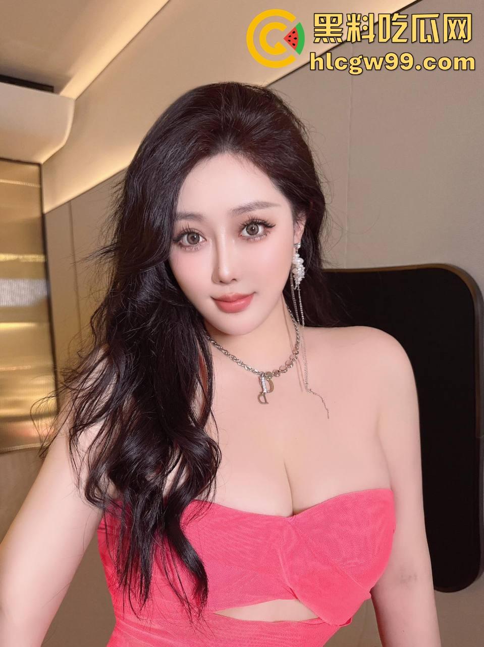 三亚沙滩上的极品骚蜜，天然F奶白到发光的沙滩荡妇，屁股翘得能夹酒瓶，不守妇道翘臀在沙滩上散味！-1