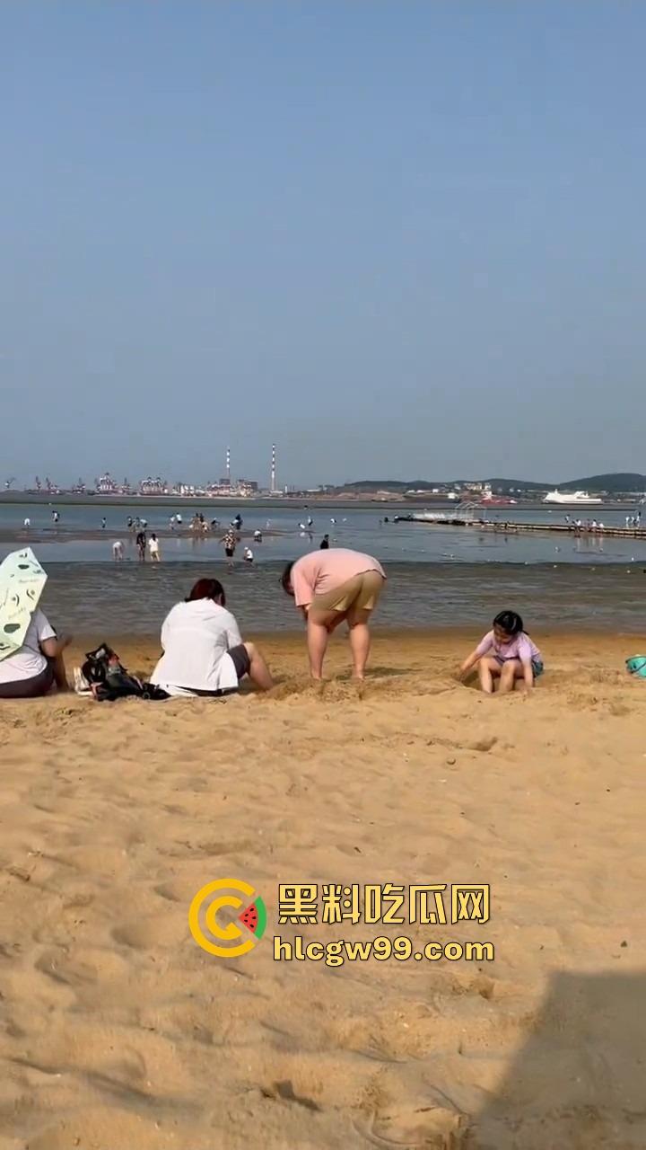 三亚沙滩上的极品骚蜜，天然F奶白到发光的沙滩荡妇，屁股翘得能夹酒瓶，不守妇道翘臀在沙滩上散味！-11