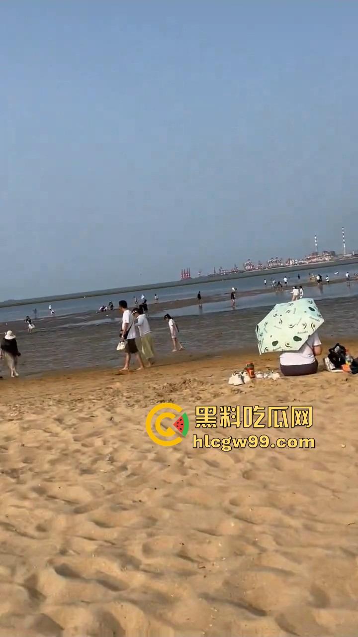 三亚沙滩上的极品骚蜜，天然F奶白到发光的沙滩荡妇，屁股翘得能夹酒瓶，不守妇道翘臀在沙滩上散味！-13