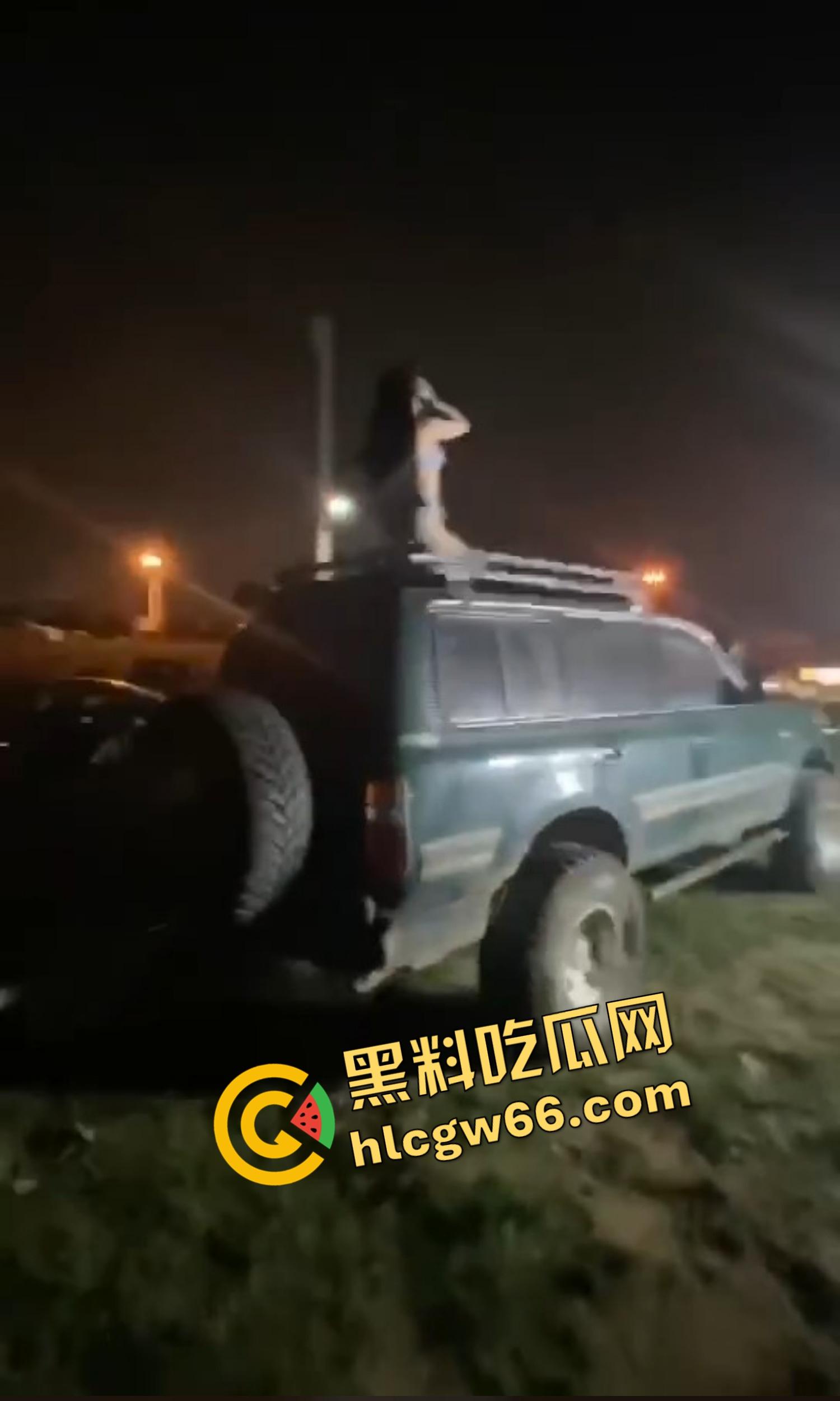 看完这场车友会直接原地升天，一群比基尼嫩模车顶扭屁股跳骚舞，屁股扭得像装了发动机，场面淫得离谱！-9