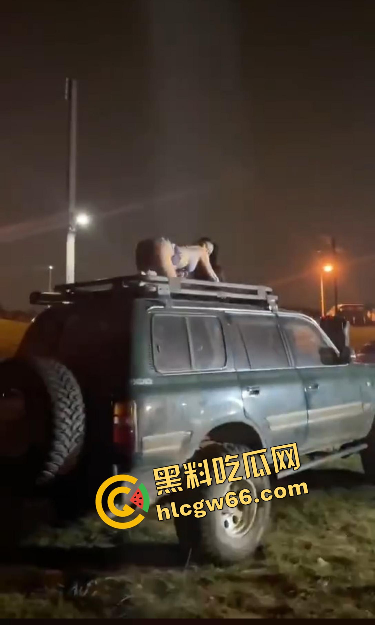 看完这场车友会直接原地升天，一群比基尼嫩模车顶扭屁股跳骚舞，屁股扭得像装了发动机，场面淫得离谱！-10