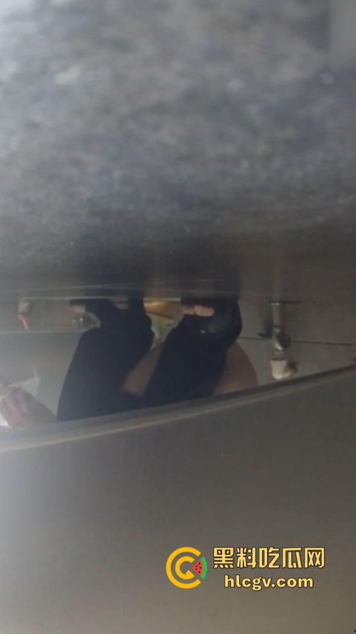 湖北省宜昌市公安局女局长【郑兴华】上厕所被前夫大胆偷拍 美臀鲍鱼清晰露出!-11