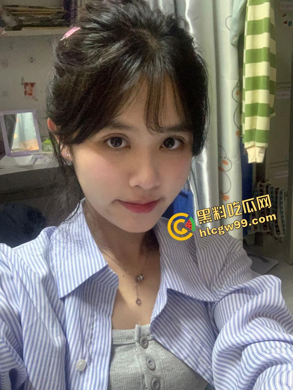 谈个骚母狗是种什么体验?潍坊工商职业反差骚货,袁芊宿舍内自拍骚逼还要P图供男友观赏!-2