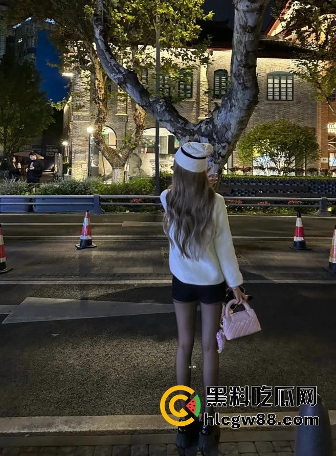 四川22岁骚鸡【林琳】包月卖逼当情人,吃一个月鸡巴换俩包,朋友圈晒包背地里卖逼!-8