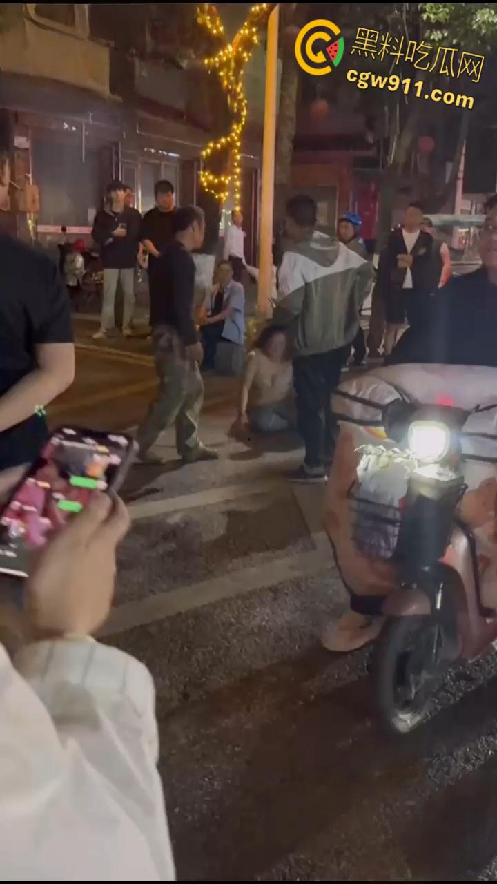 顶级渣女翻车！湖北恩施一女子谈恋爱为由，连买的车都骗去卖了，最后被男子脱光在大街上殴打！-1