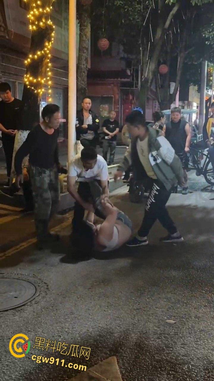 顶级渣女翻车！湖北恩施一女子谈恋爱为由，连买的车都骗去卖了，最后被男子脱光在大街上殴打！-5