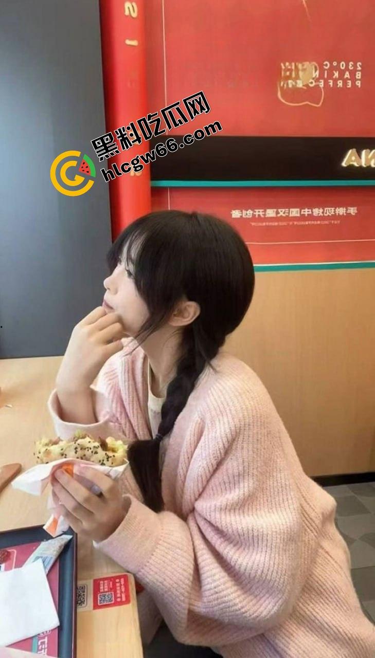 温医大骚货【潘晓蕾】私拍流出，洗澡露奶掰逼诱惑，被猛男后入干到哆嗦，床都干塌了！-3