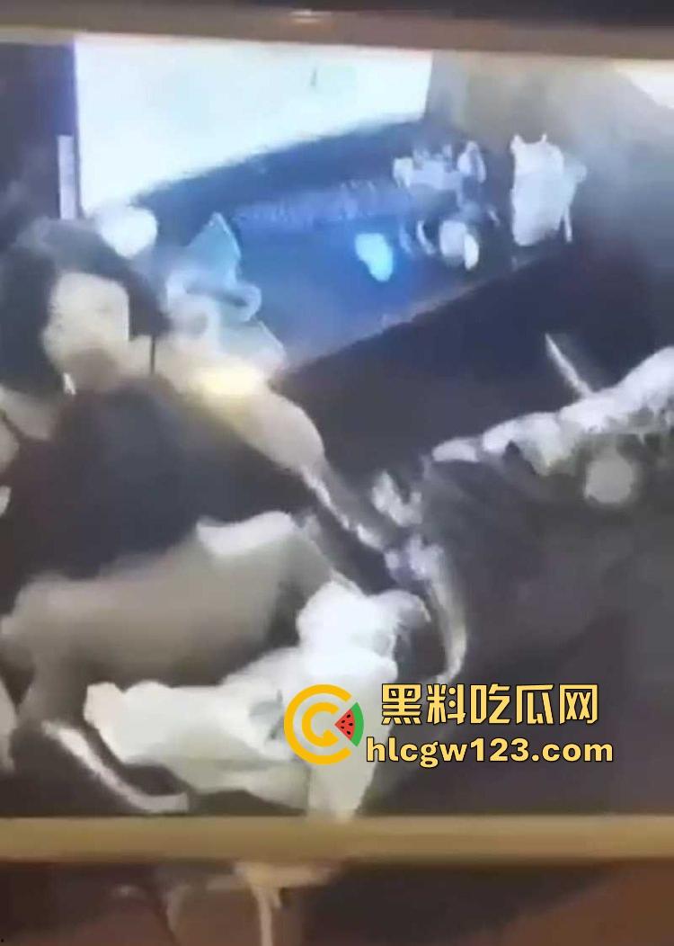 逆天小情侣在网吧做爱还挑衅网管，坐在电竞椅卖弄骚姿 内容炸裂！-4