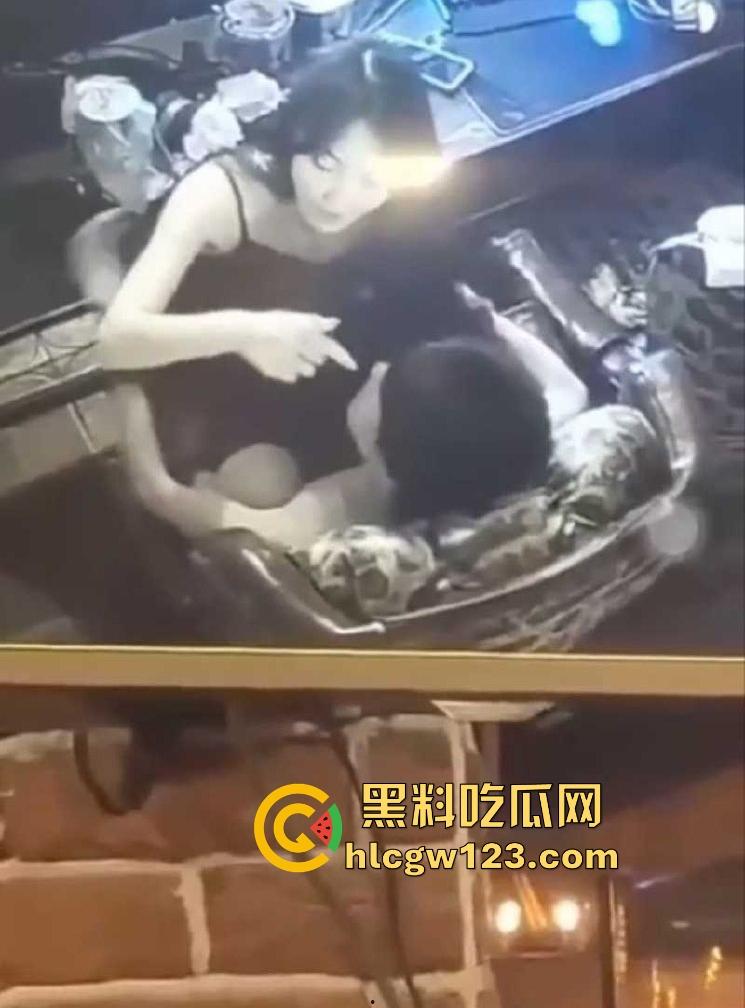 逆天小情侣在网吧做爱还挑衅网管，坐在电竞椅卖弄骚姿 内容炸裂！-7