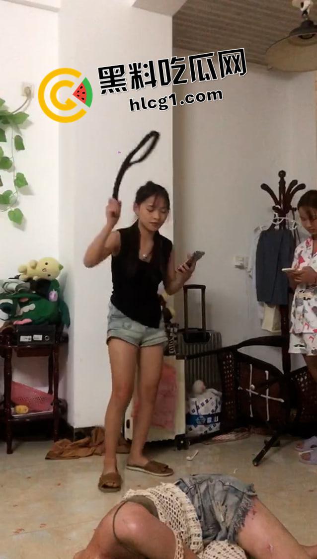 黄毛吊毛和精神小妹又被霸凌 打的身上没一块好的了 这些人是真的不怕打死人吗-1