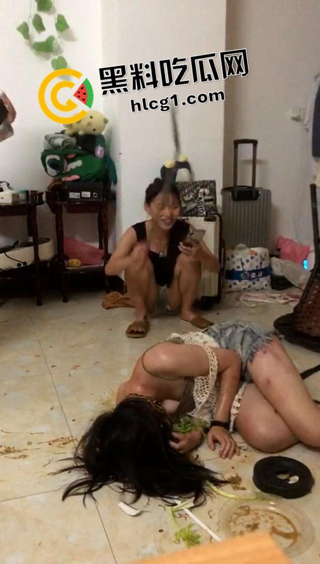 黄毛吊毛和精神小妹又被霸凌 打的身上没一块好的了 这些人是真的不怕打死人吗-4