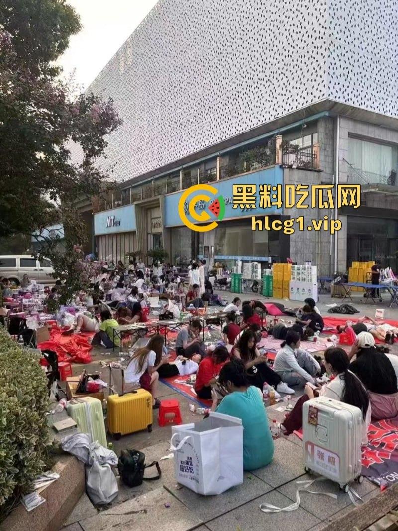 时代少年团真不愧是内娱顶流!此刻常州奥体的外场气氛嗨到堪比演唱会现场!-2