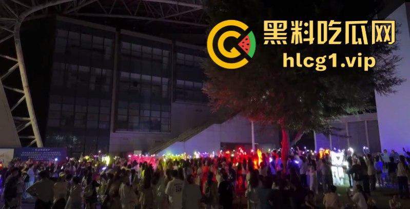 时代少年团真不愧是内娱顶流!此刻常州奥体的外场气氛嗨到堪比演唱会现场!-11