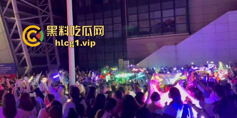 时代少年团真不愧是内娱顶流!此刻常州奥体的外场气氛嗨到堪比演唱会现场!-12