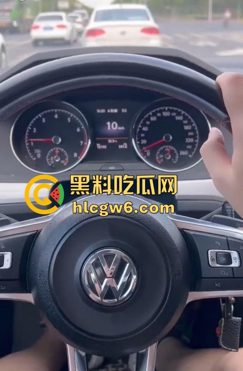 大众高尔夫驾驶过程中车震自拍视频 戴眼镜的职场美女疯狂吞吐J8 感觉她给车主口交 自己也能高潮！-5