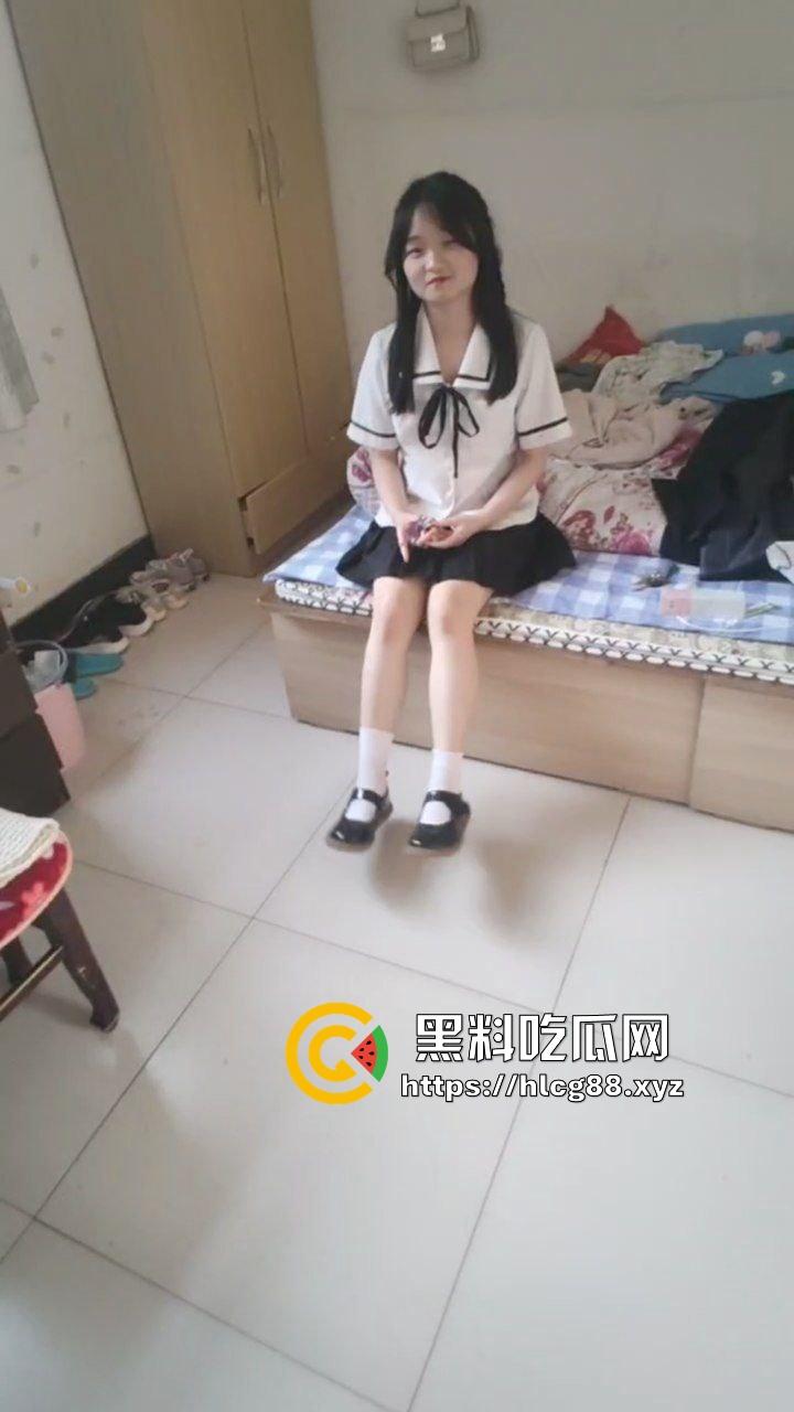 江西青春少女JK高中生太妹【袁晴】与闺蜜玩刺激露足挠痒,第一次尝试足控娇羞私拍!-3