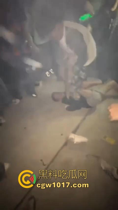 澳门travis演唱会蹦迪现场秒变ufc打斗大赛,精神小伙摇头晃脑引发口角纠纷,直接在场下互殴了起来,这就是嘻哈?-1