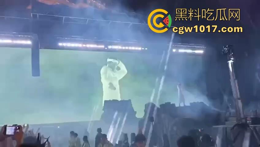 澳门travis演唱会蹦迪现场秒变ufc打斗大赛,精神小伙摇头晃脑引发口角纠纷,直接在场下互殴了起来,这就是嘻哈?-8