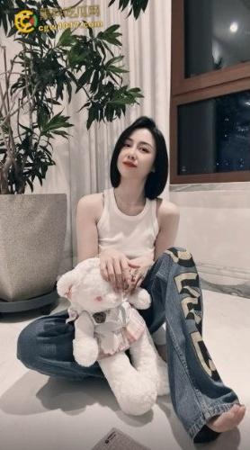 深夜钻到大姐被窝,把姐姐摸无奈了,半推半就把姐姐白浆操了出来,想拒绝这段乱伦史又无法抗拒 !-1