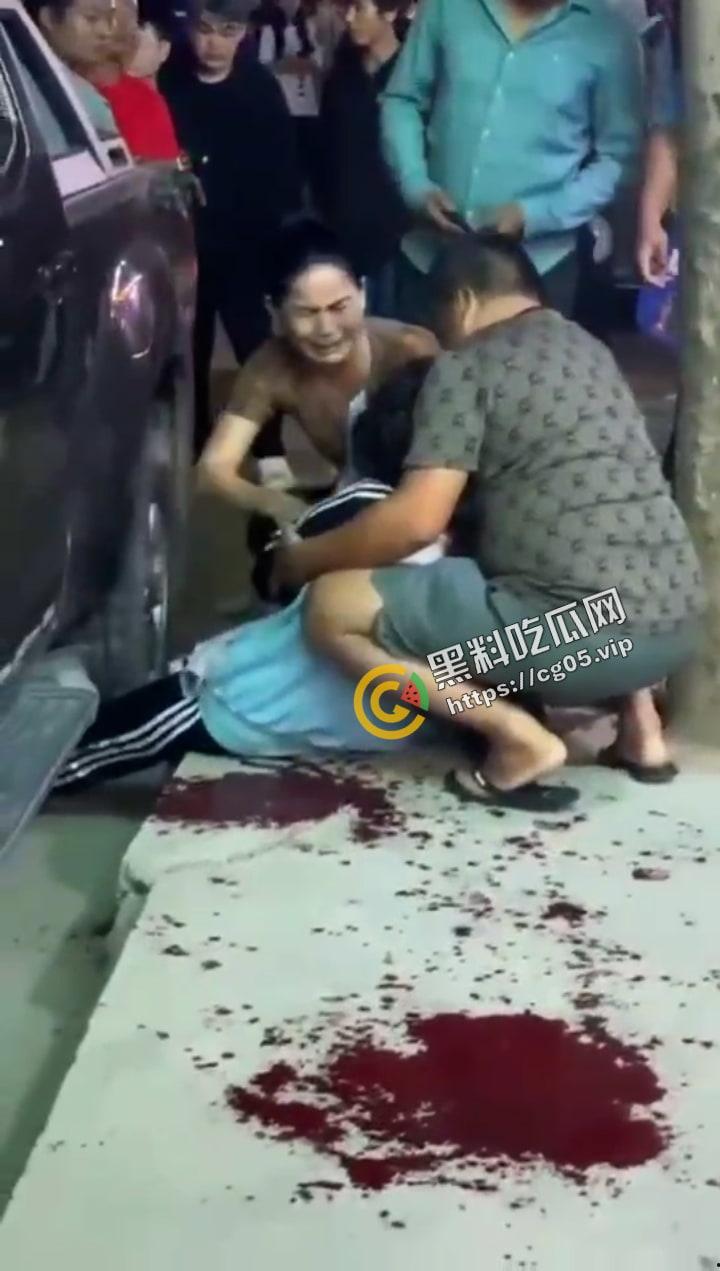 海南三亚 男滨中学门口被骂激怒精神小伙与精神小妹的爱恨情仇持刀伤人事件 现场画面曝光-4