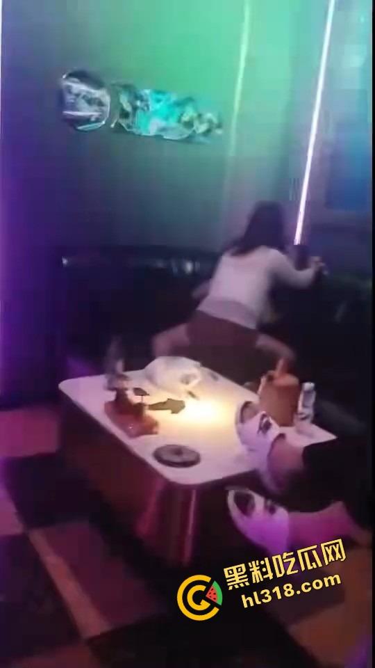 00后小情侣KTV开整,边唱歌边啪啪,操完还把内衣留包厢,雁过拔毛人过留情物!-6