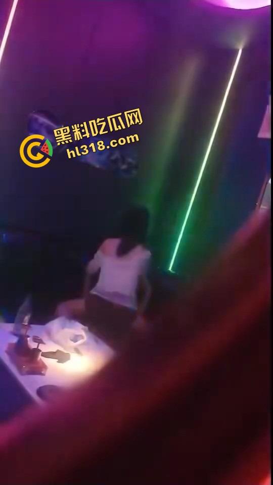 00后小情侣KTV开整,边唱歌边啪啪,操完还把内衣留包厢,雁过拔毛人过留情物!-8
