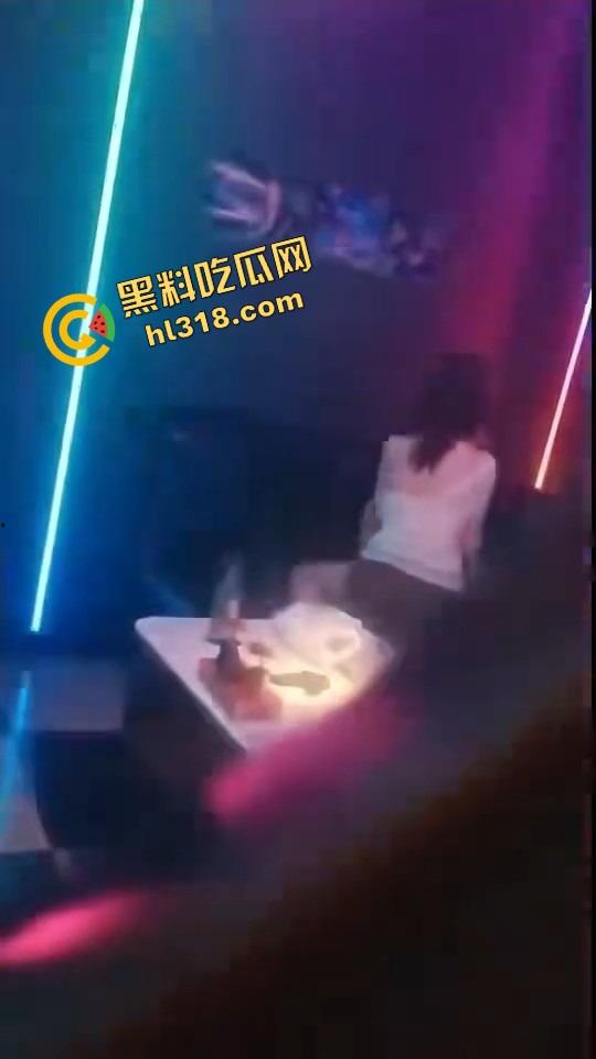 00后小情侣KTV开整,边唱歌边啪啪,操完还把内衣留包厢,雁过拔毛人过留情物!-9