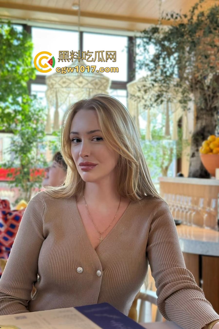 老外美女三头龙扩张，巨无霸三个鸡巴合体大骚逼照吞不误，塞满挤到屁眼都看不到，你敢操她就敢笑你！-1