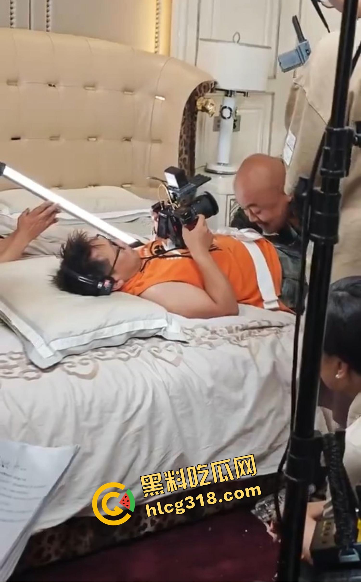 现在当女演员都不算惨,最惨的其实是拍床戏的摄影师,天天近距离看人操,自己一滴都不能射!-7
