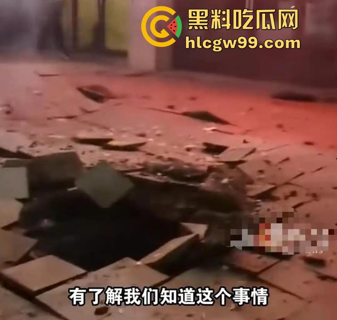 重庆窨井成发射台,小女孩扔鞭炮直接被炸飞10米,衣服炸碎焦黑落地,年还没过完就上天!-3