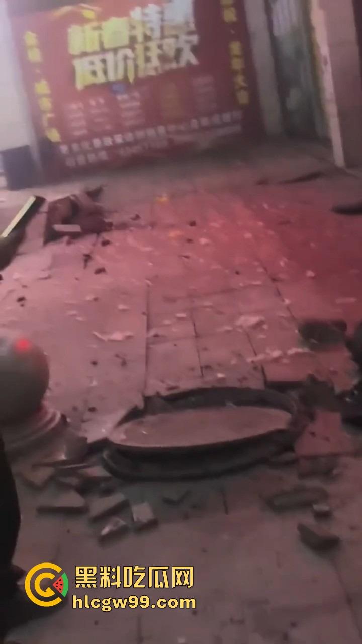 重庆窨井成发射台,小女孩扔鞭炮直接被炸飞10米,衣服炸碎焦黑落地,年还没过完就上天!-12