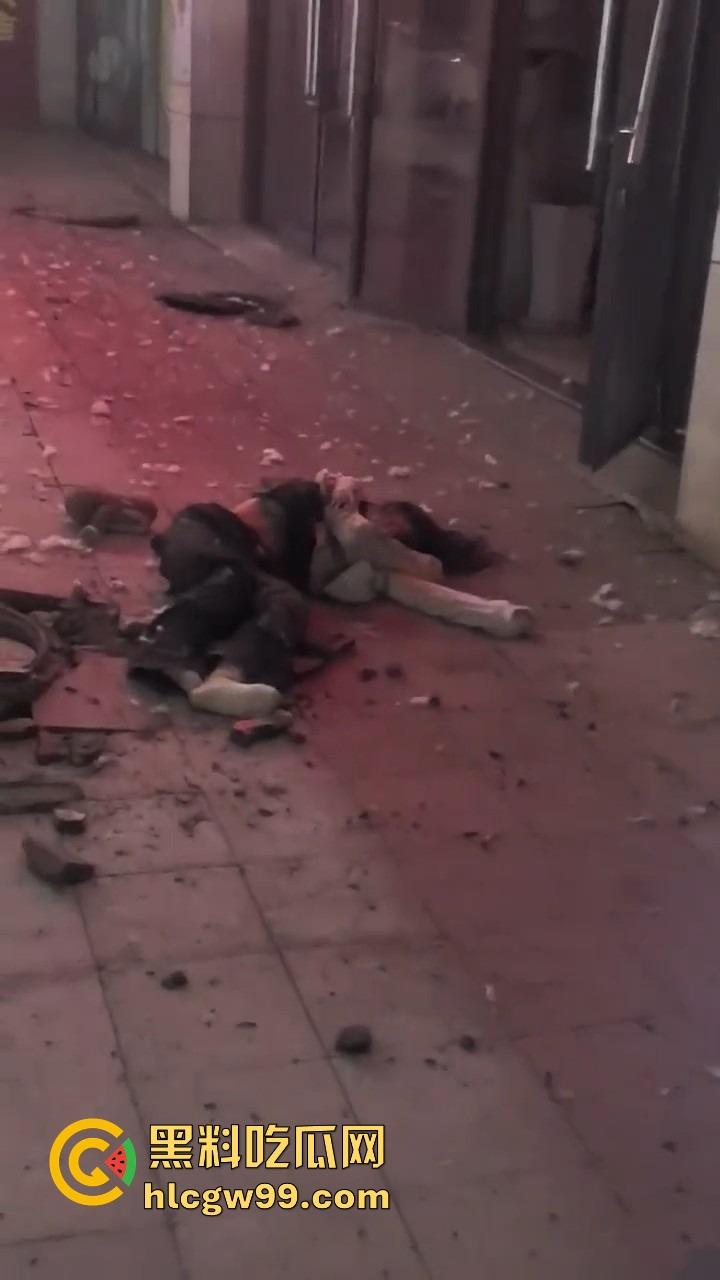 重庆窨井成发射台,小女孩扔鞭炮直接被炸飞10米,衣服炸碎焦黑落地,年还没过完就上天!-13