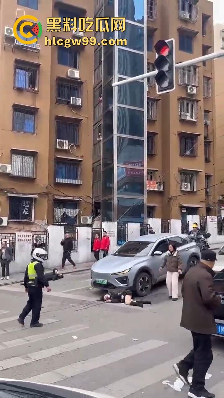 湖南长沙桂花公园地铁站一辆汽车突然闯红灯冲撞行人，人直接躺在地上不动了 头破血流，不会又是报复社会吧！-7