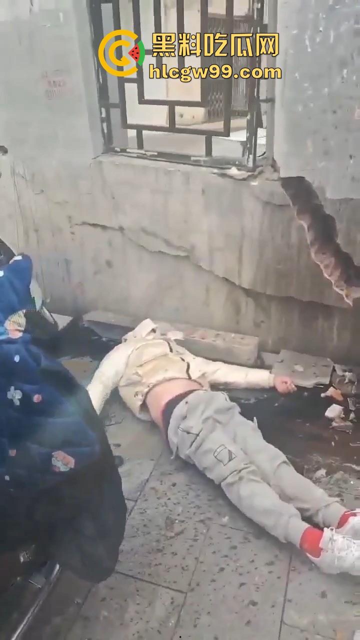 湖南长沙桂花公园地铁站一辆汽车突然闯红灯冲撞行人，人直接躺在地上不动了 头破血流，不会又是报复社会吧！-16