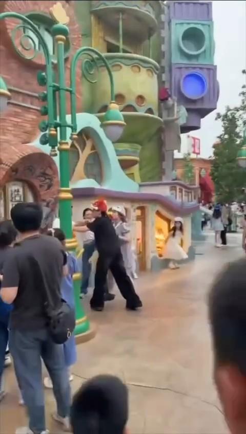 上海迪士尼情侣家长拍照打架事件！对孩子动手引发众怒 撕扯中大奶子露出 后续仍需调查！-4