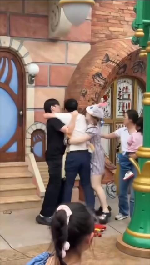 上海迪士尼情侣家长拍照打架事件！对孩子动手引发众怒 撕扯中大奶子露出 后续仍需调查！-5