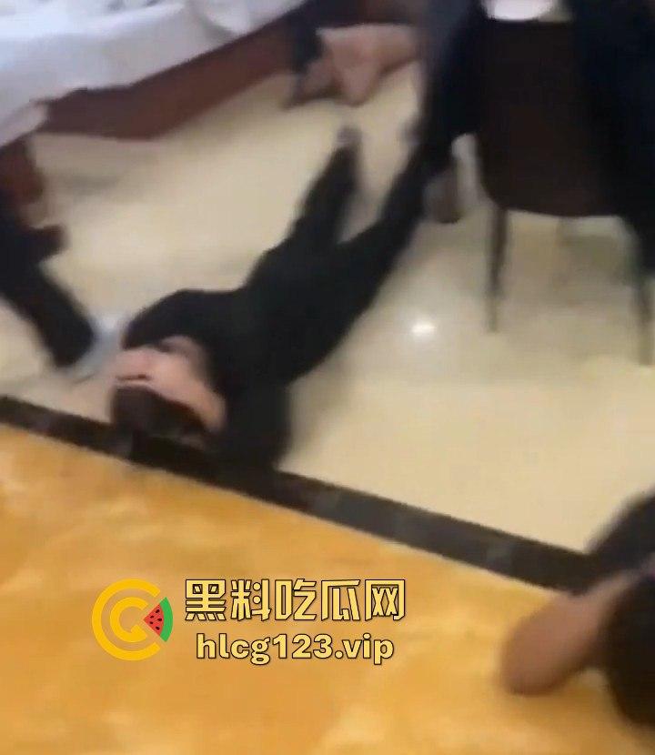 佤邦抓电信诈骗现场直播！一人六机连骗五线，正诈骗得起劲，警察直接端了！-6