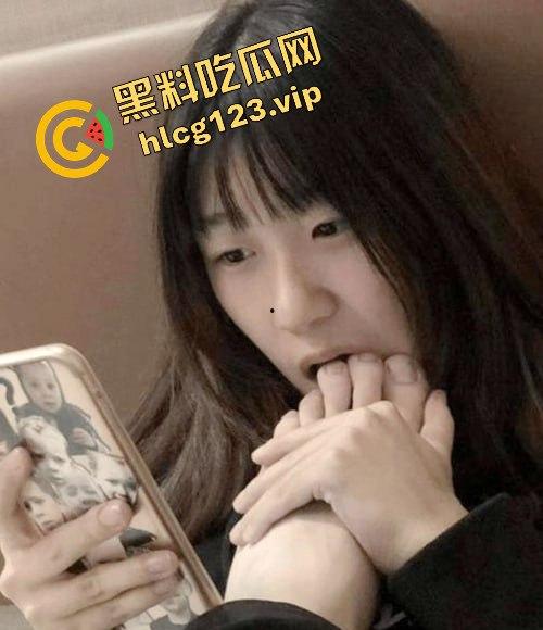 湖北民族师范学院清纯女学生『唐佳怡』性爱自拍遭渣男前男友曝光！解胸罩露出大奶子！后入抽插淫叫不断！-1