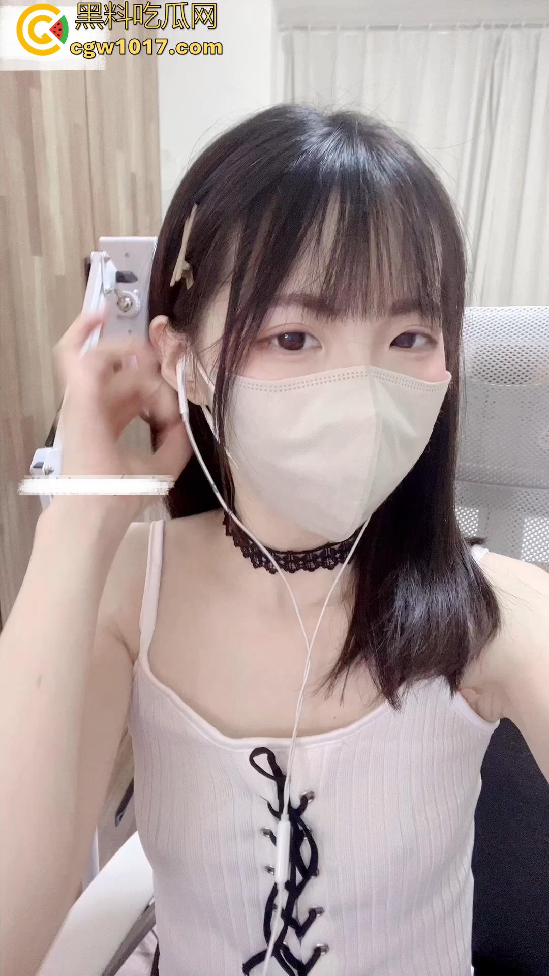 推特极品白嫩福利姬居家自慰！一小撮毛的骚穴粉嫩水多，扣逼到喷水小穴合不拢！-1