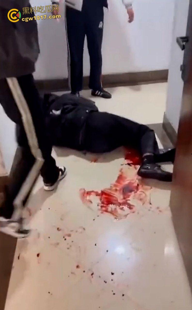 吉林长春万达公寓血案，快手甜妹带头挑衅，冲进房间双人捅死 一死一抢救无效，房间鲜血四溅恐怖至极！-7